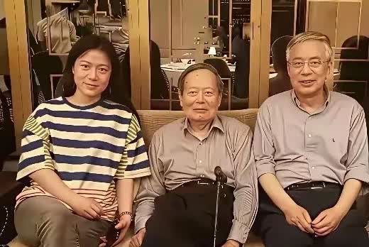 翁帆与杨振宁的大儿子一同合影，大儿子看起来和翁帆的父亲年纪差不多。作为高知家庭，