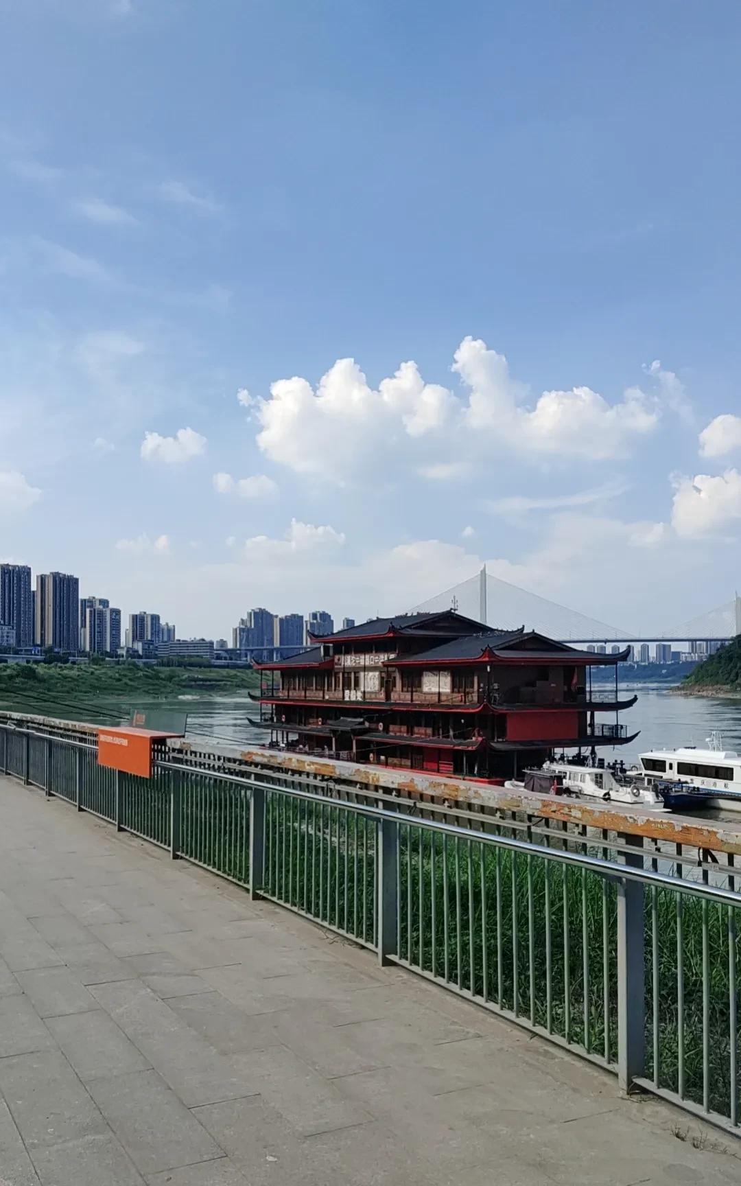 重庆大学作为重庆这个直辖市唯一的985，由于它的土木工程专业特别牛，素来有“小清