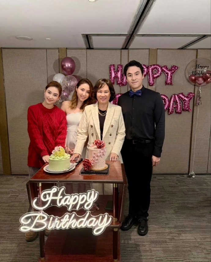 赌王三太前儿媳近况：与7岁女儿打卡巨型圣诞树，何煦龄像奶奶​​​