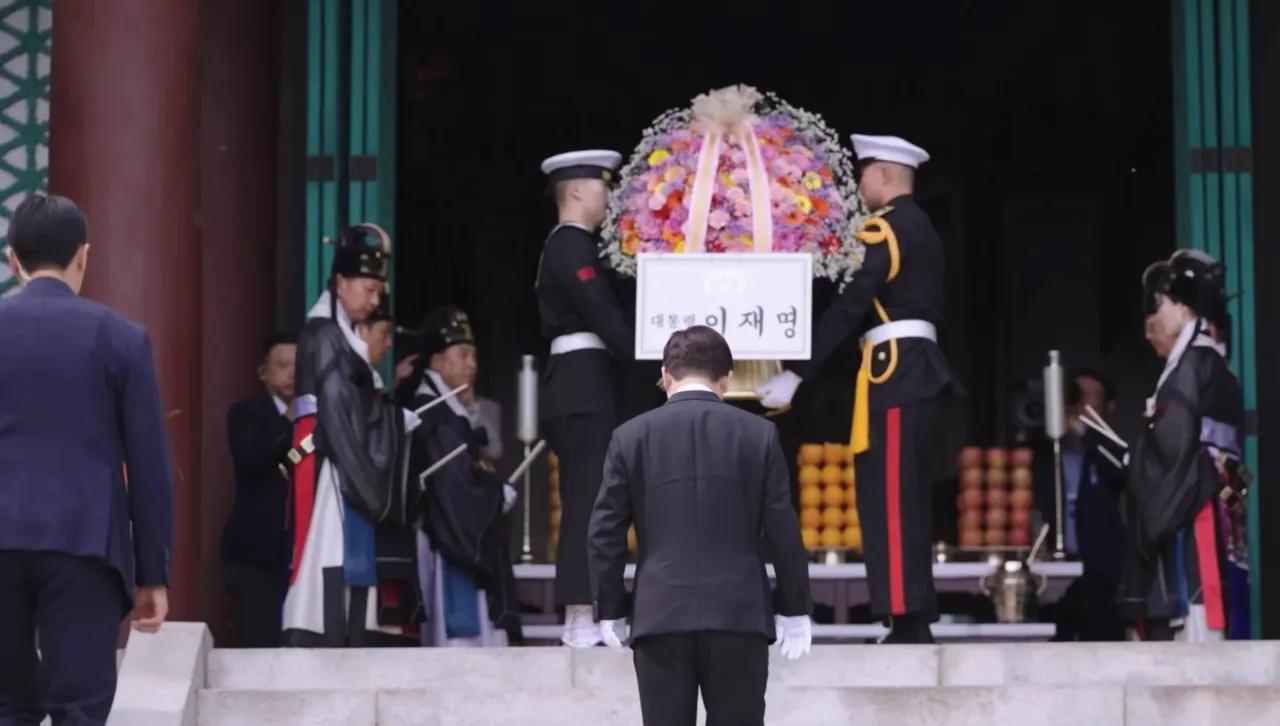 李在明悼念朝鲜民族英雄李舜臣。明朝中晚期，日本倭寇侵略朝鲜，朝鲜先向宗主国大明