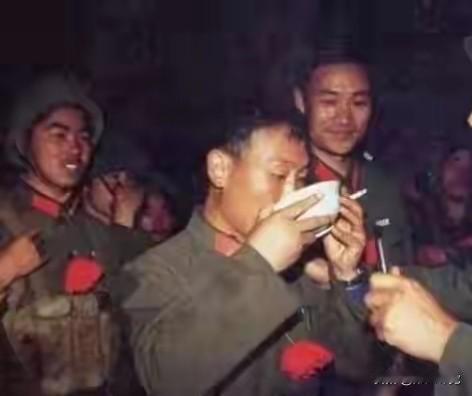 中国军人战前喝壮行酒：一碗酒下肚，摔碗提枪，誓死卫国！美国大兵上阵前吃大餐