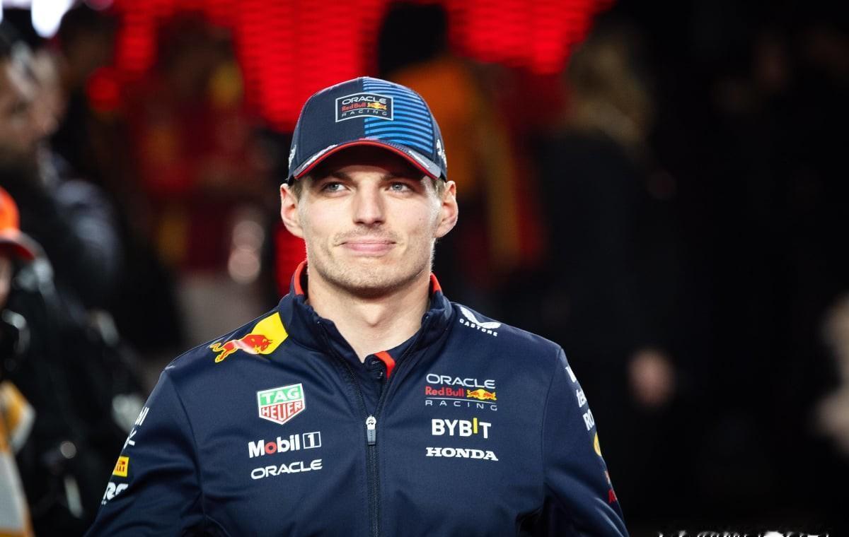 【赛道上的头号敌人，却是更衣室里的头号导师。】当所有人在研究如何击败维斯塔潘