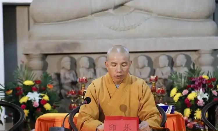 听说少林寺新主持是释印乐，这师父可不一般啊。人家是正儿八经佛学院科班出身的，不