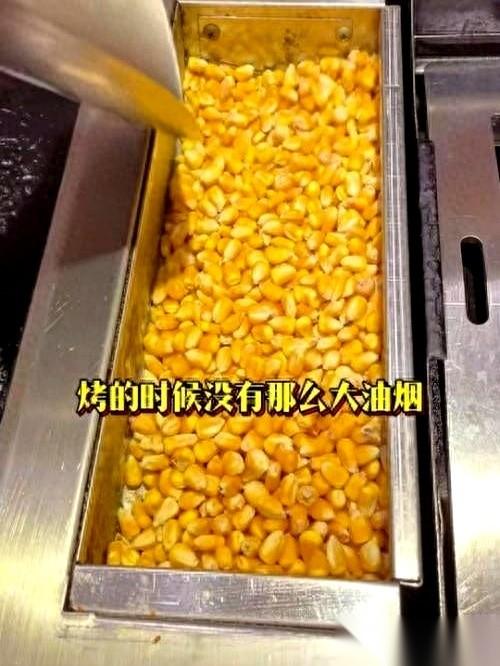 我看到那视频的时候，第一反应也是：疯了吧？把金灿灿的玉米粒，哗啦一下倒进烤炉里