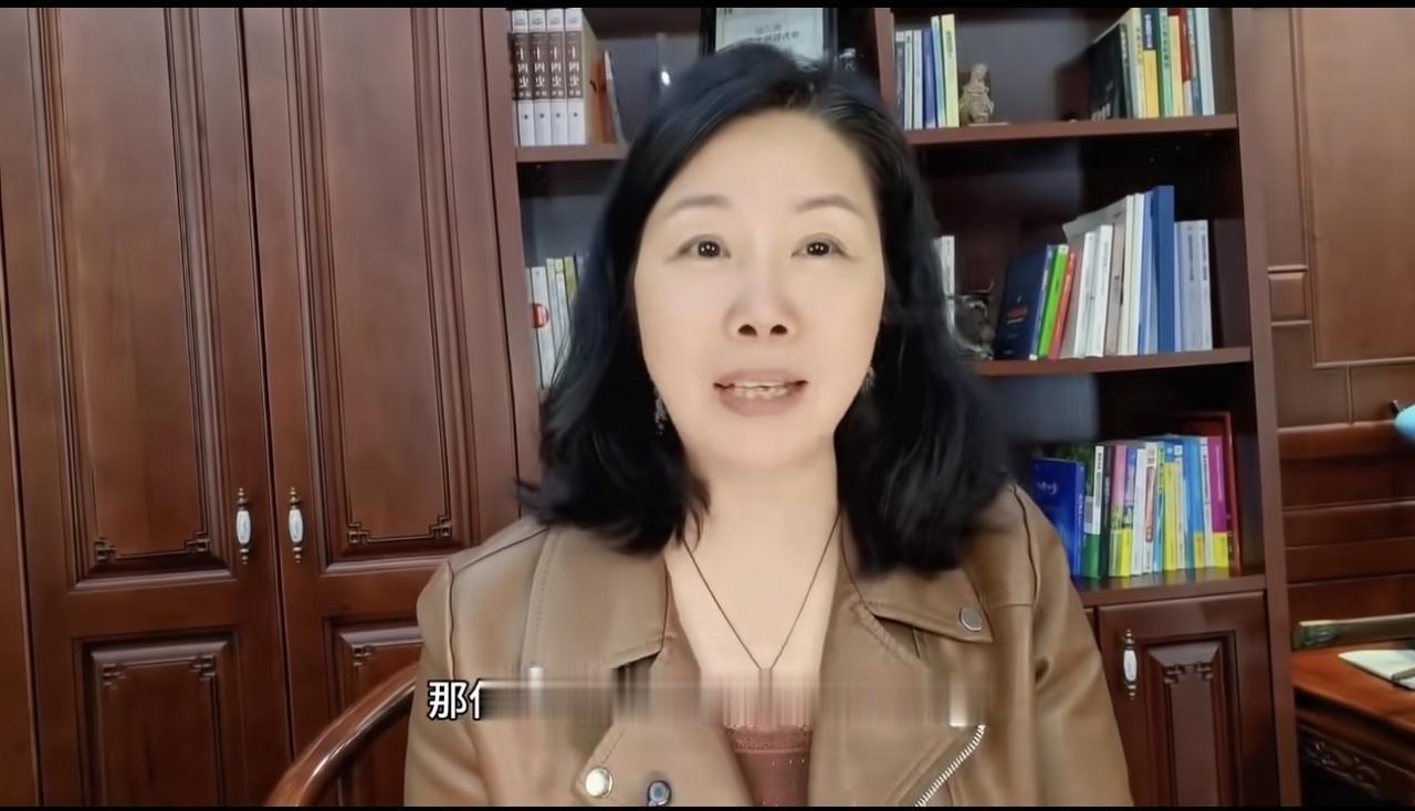 这位女博主自称是华为推荐官，说2025年的时候推荐了2000多台华为车，销售金额