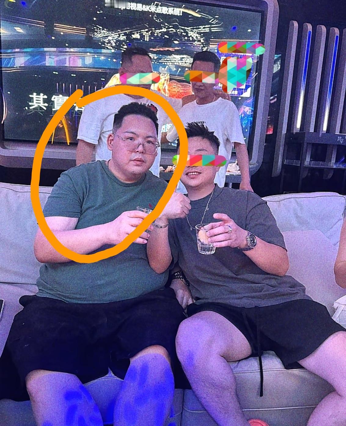 向太二公子向佑的近照曝光，他和三位好友在ktv唱歌喝酒，看起来玩得很嗨。向佑