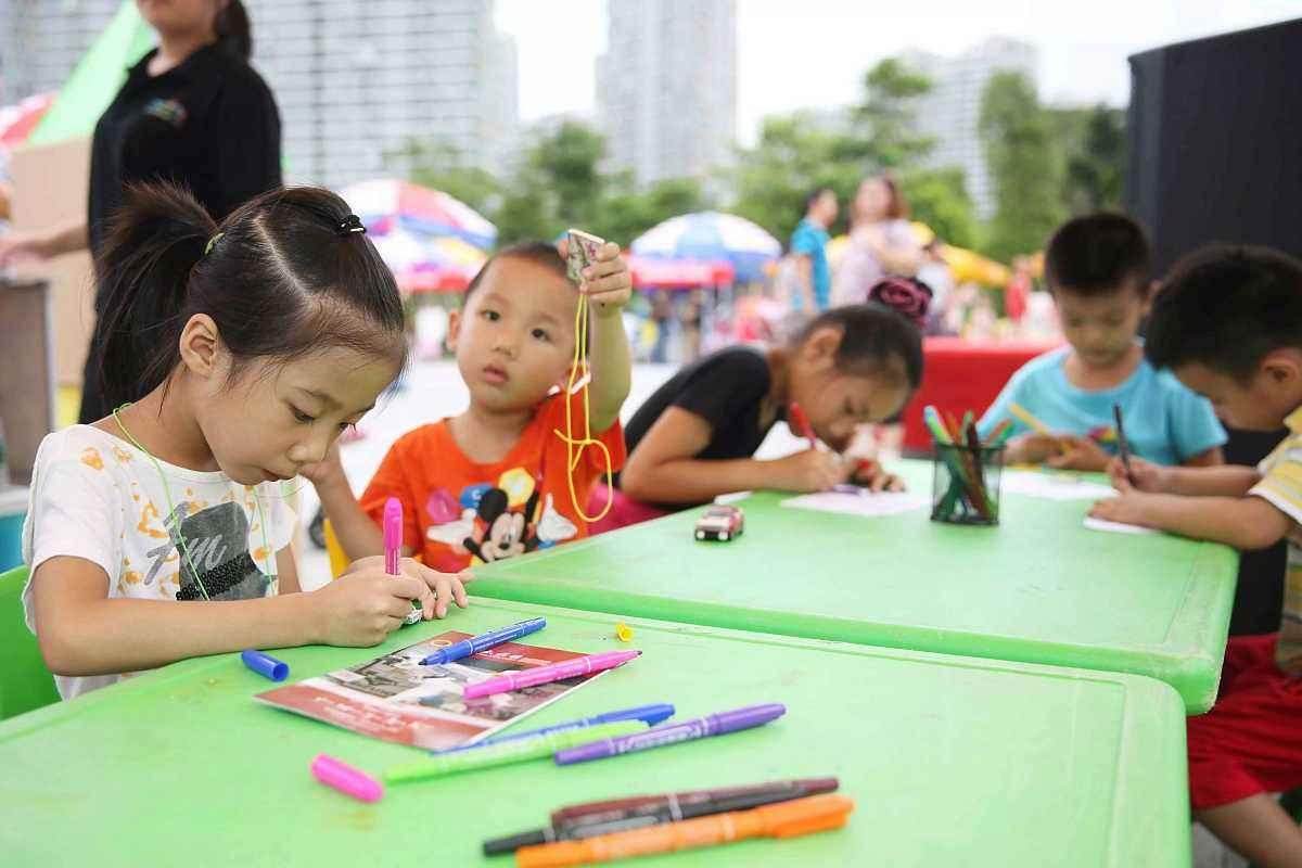 因孩子写作业难看, 老师当着全班同学面把作业撕掉, 孩子哭着回家