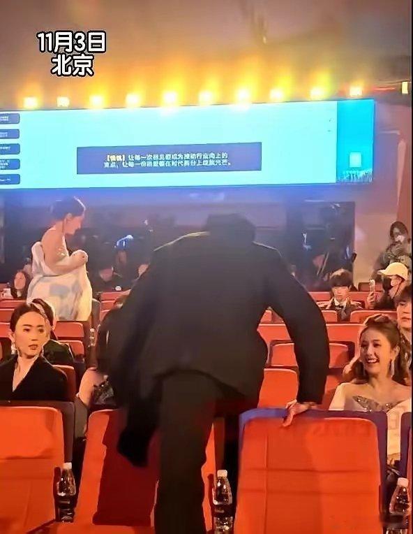 王鹤棣把热情留给白鹿，把距离留给虞书欣，观众立刻嗅出不对劲。​镜头里，他帮白鹿拿