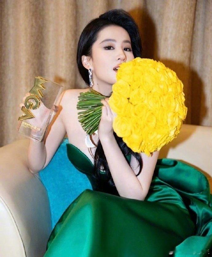 突然发现，白玉兰结束之后，刘亦菲活动中黄玫瑰元素少了很多诶。从去年底到今年6月之