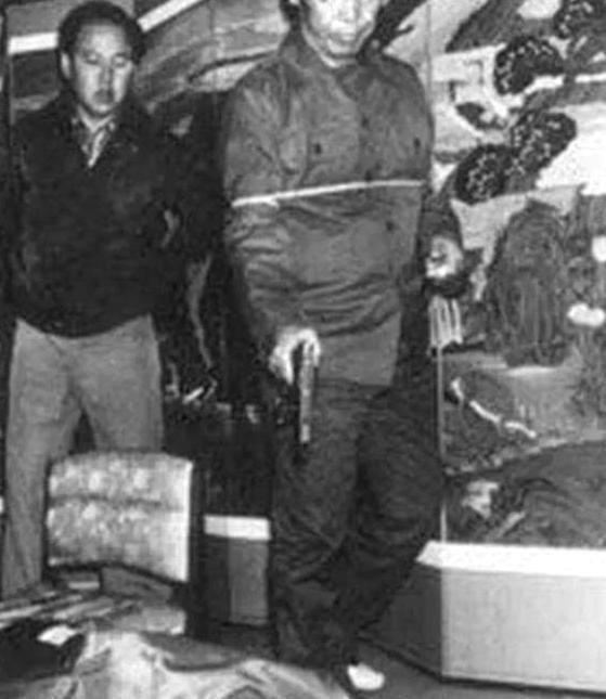 1979年10月26日，韩国总统朴正熙正与亲信共进晚餐，席间突然胸口遭遇枪击，鲜