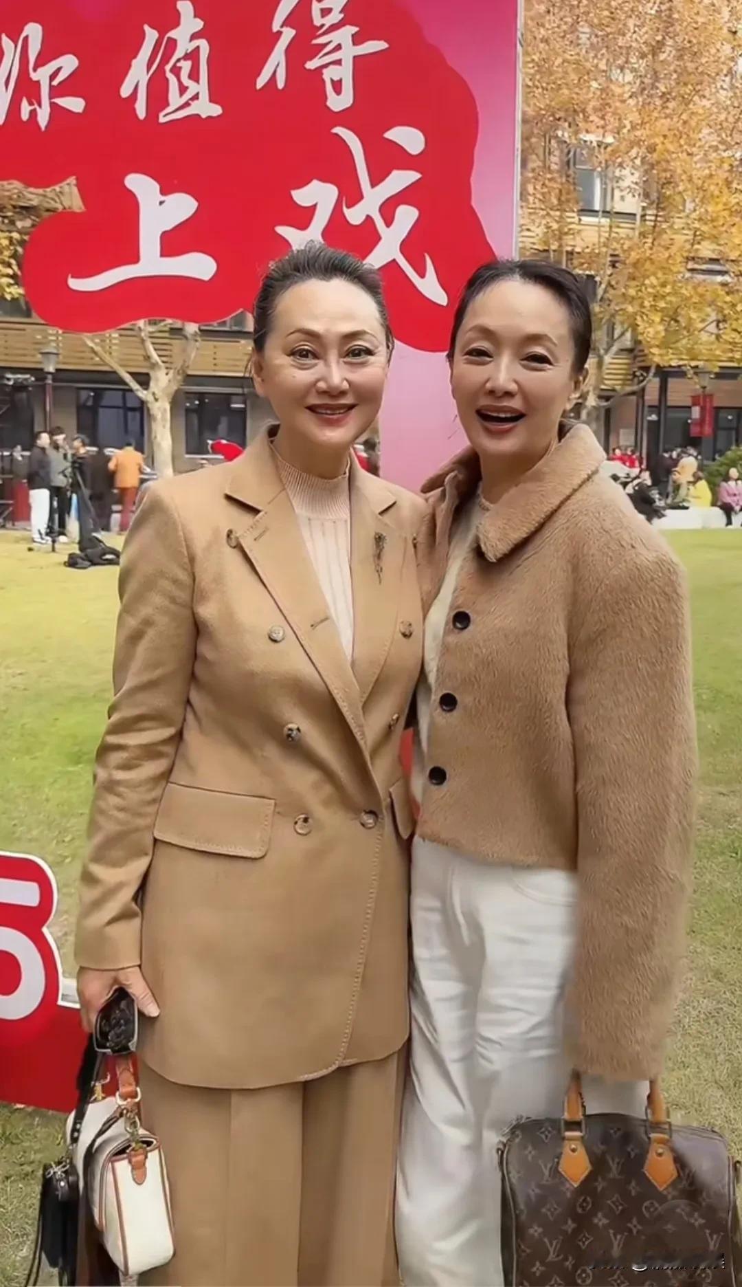 原来于慧也是上戏出来的演员！看她参加上戏校庆，一件浅棕色外套搭配白裤子，大方又