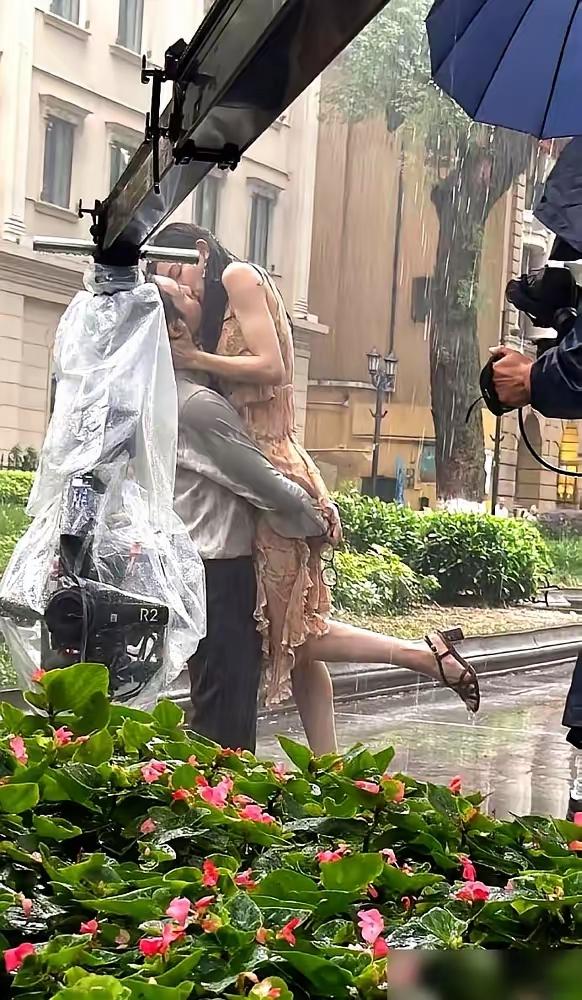 为什么一定要有这些镜头呢？为了拍而拍，现实当中，真的忘情到如此地步的，几乎没