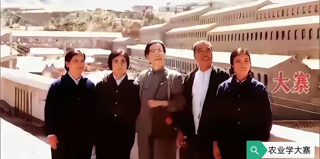 那年，从基层提拔到中央领导岗位上的劳动模范吴桂贤、李素文两位女同志专程来到大寨参