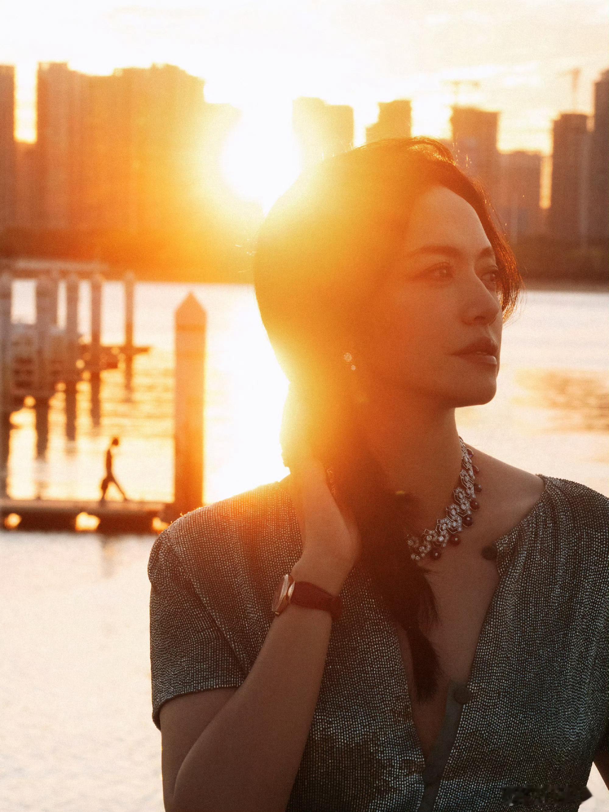 优雅与气场的完美融合！姚晨金鸡奖身着阿玛尼高定，高级珠宝加持更显风姿绰约，时尚驾