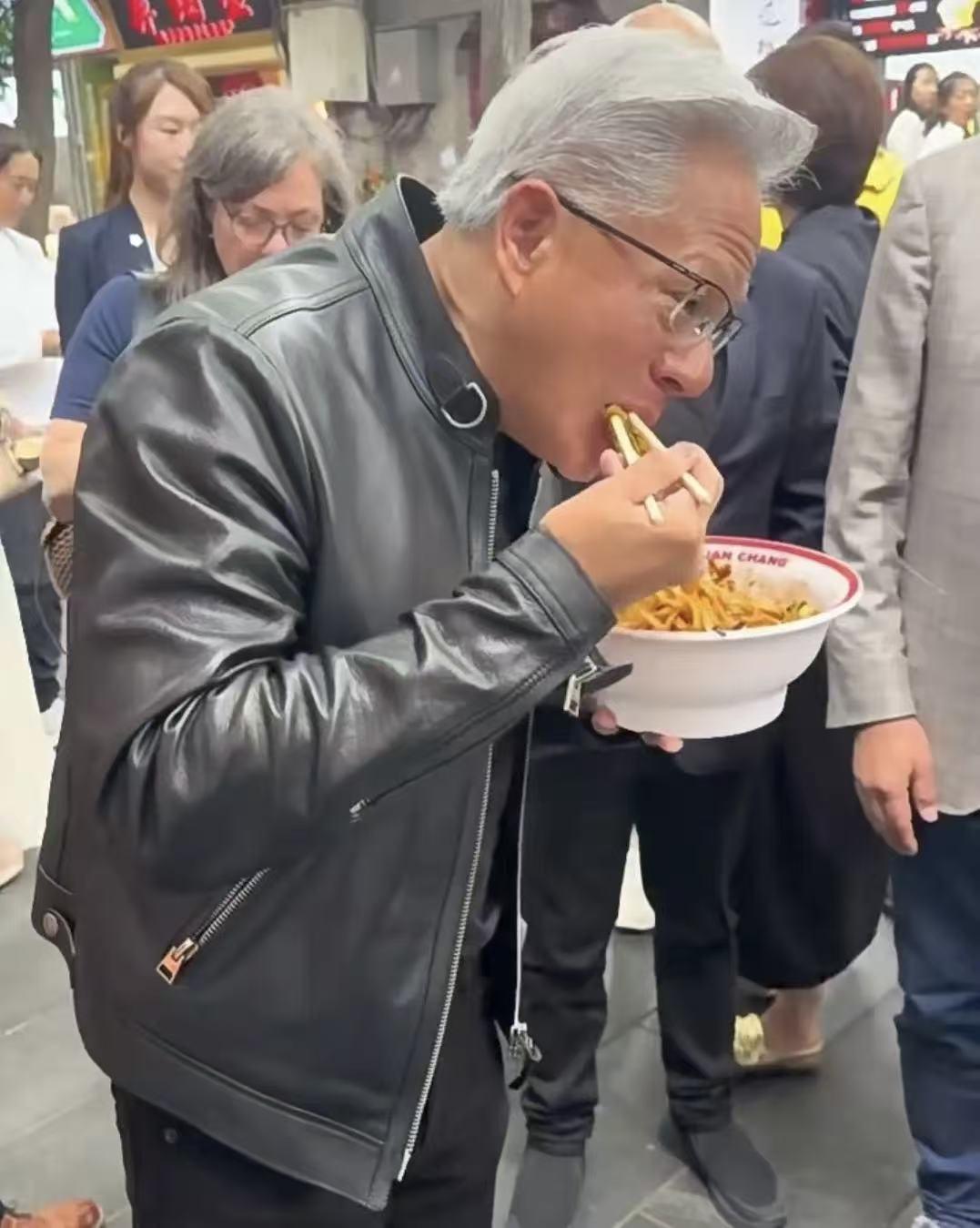 黄仁勋带着保镖去打卡网红店！北京南锣鼓巷人山人海，黄仁勋的保镖紧紧盯着保护老板