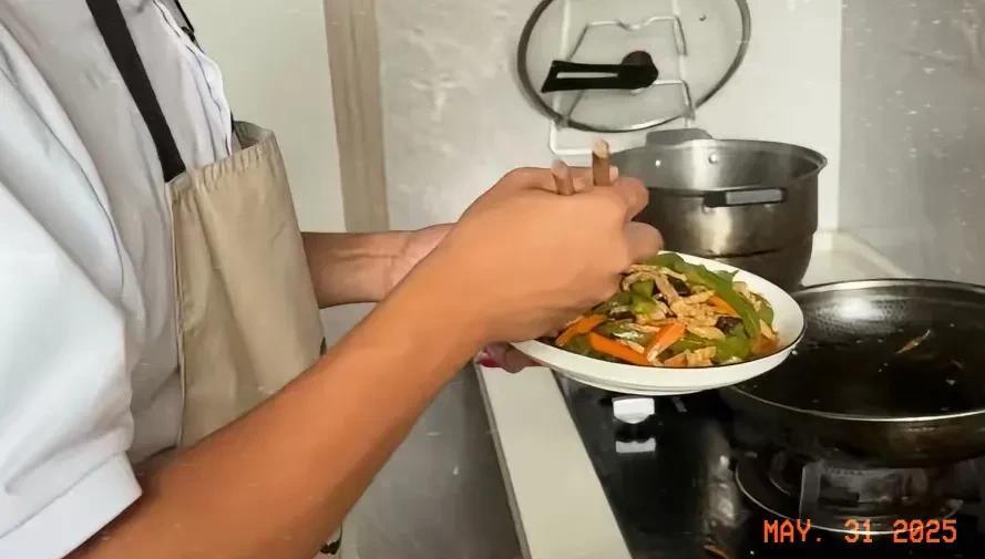 嫂子嫁过来2年内，她父母相继离世，家里剩下一个14岁弟弟。那天嫂子去上完坟，我妈