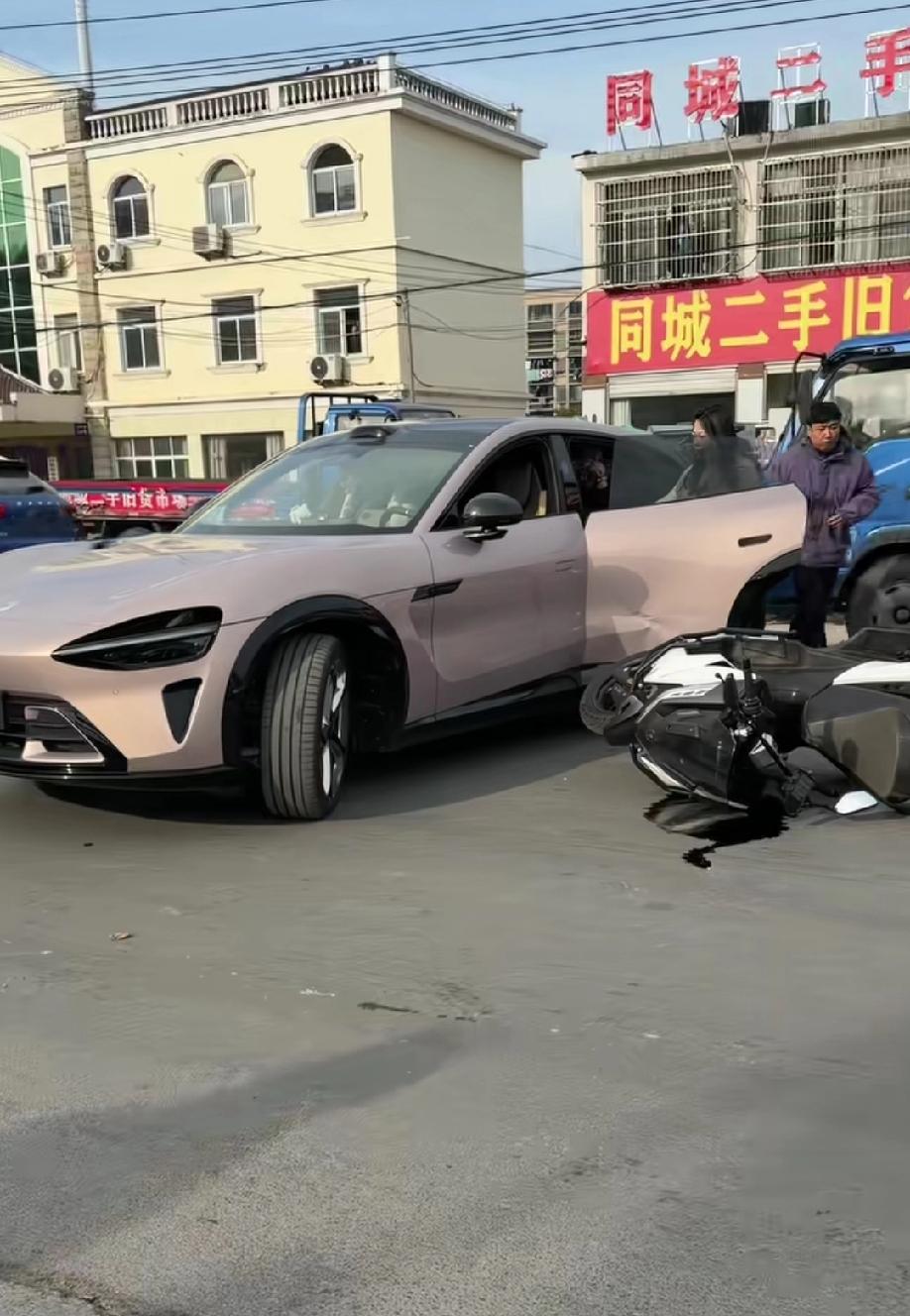 网友发视频吐槽:这个品牌的两款车上市一年半，好像已经曝出很多没有上牌就发生事故的