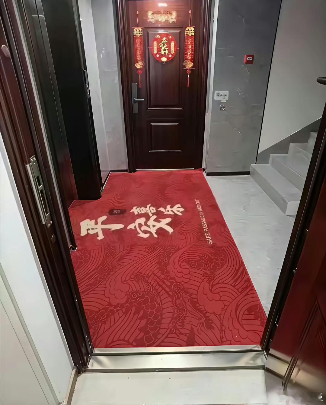 新来的邻居搞这么大一个地垫，也不说声，要不要给她扔掉？​​​