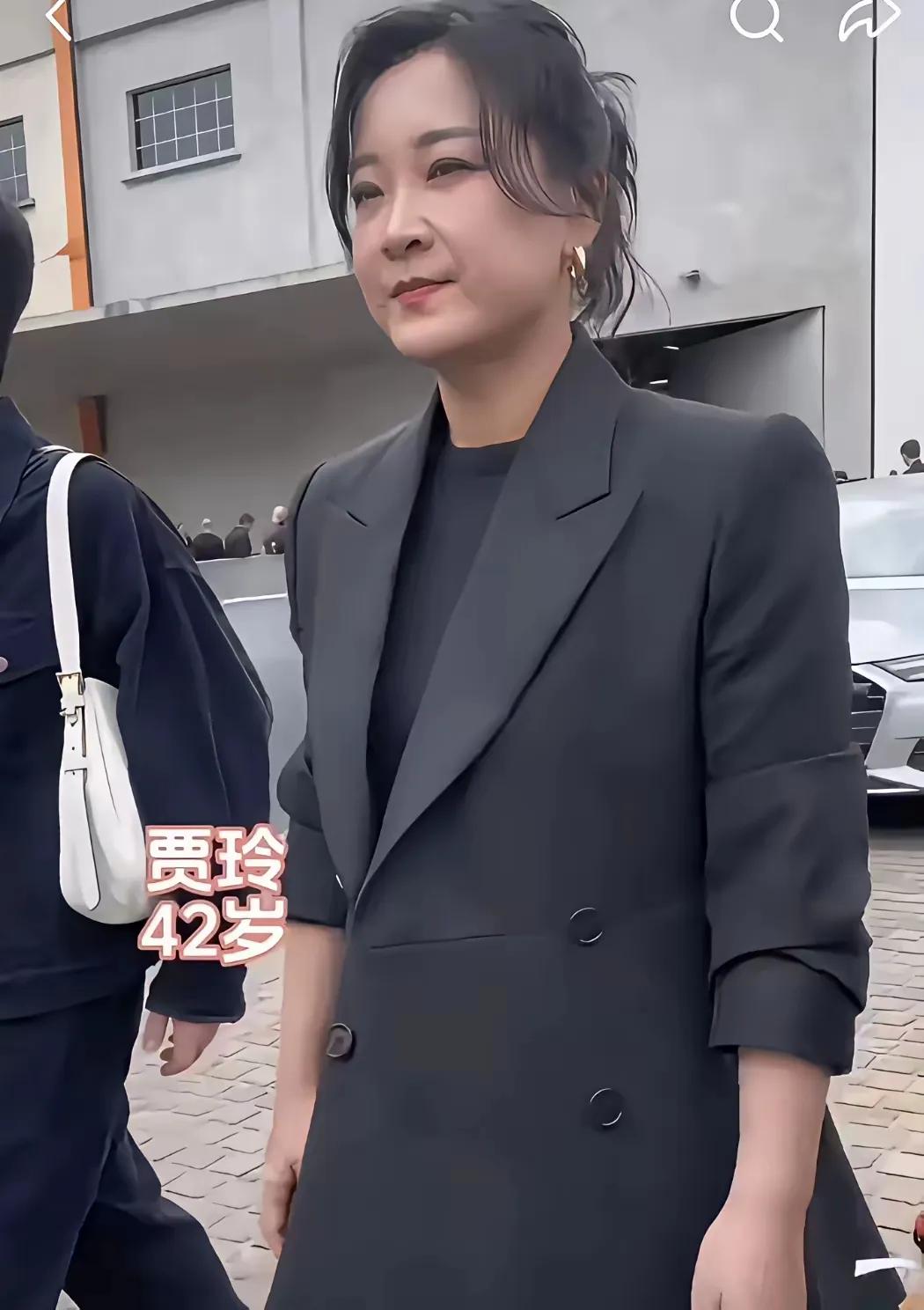 真搞不懂贾玲了以前的她难道都装的吗？你看她现在，那么的忧伤沉默，不开心吗？