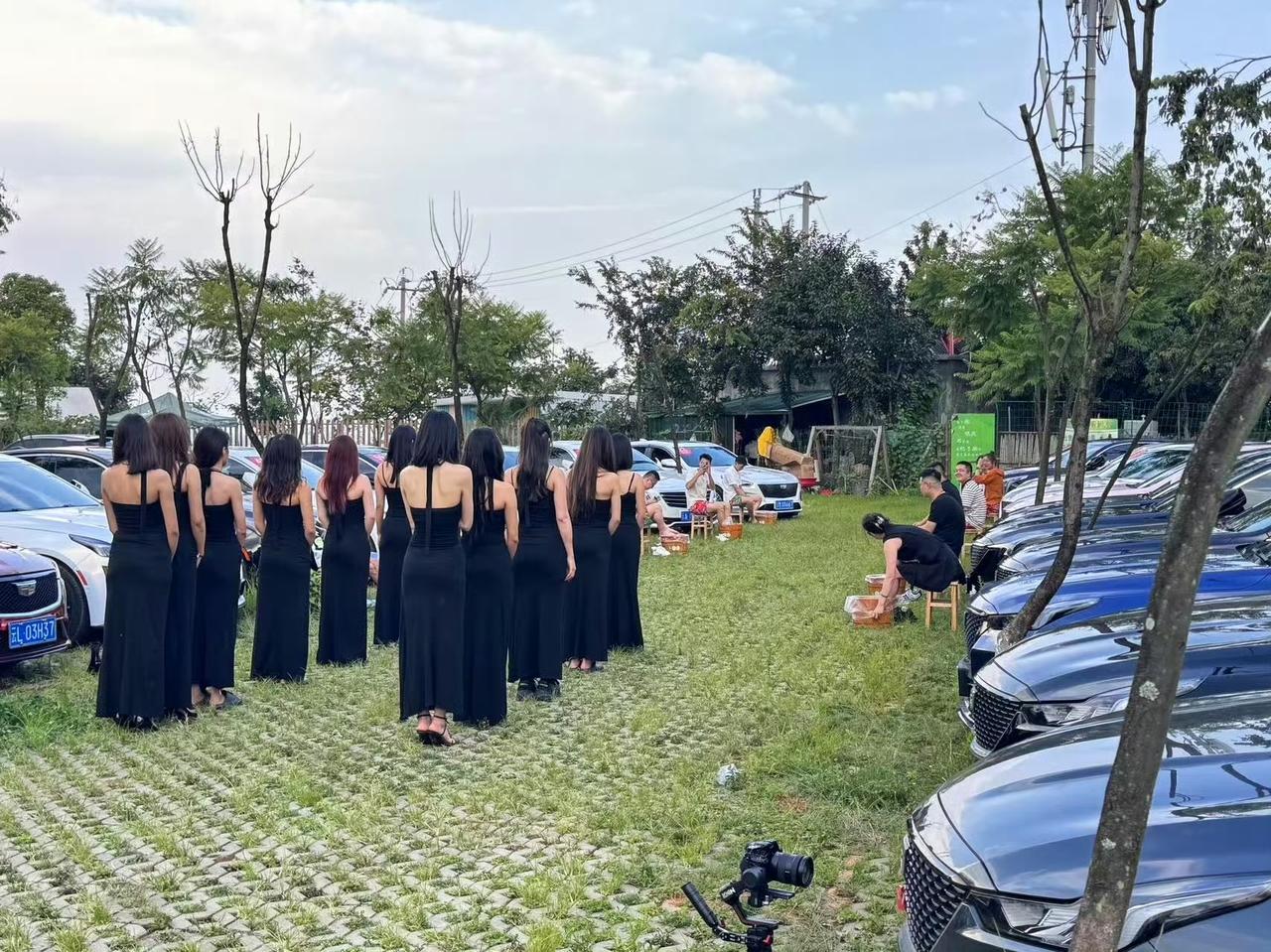 凯迪拉克果然和健康养生足浴很配，车友会活动，亮点是现场足浴。看现场画面，一帮男车