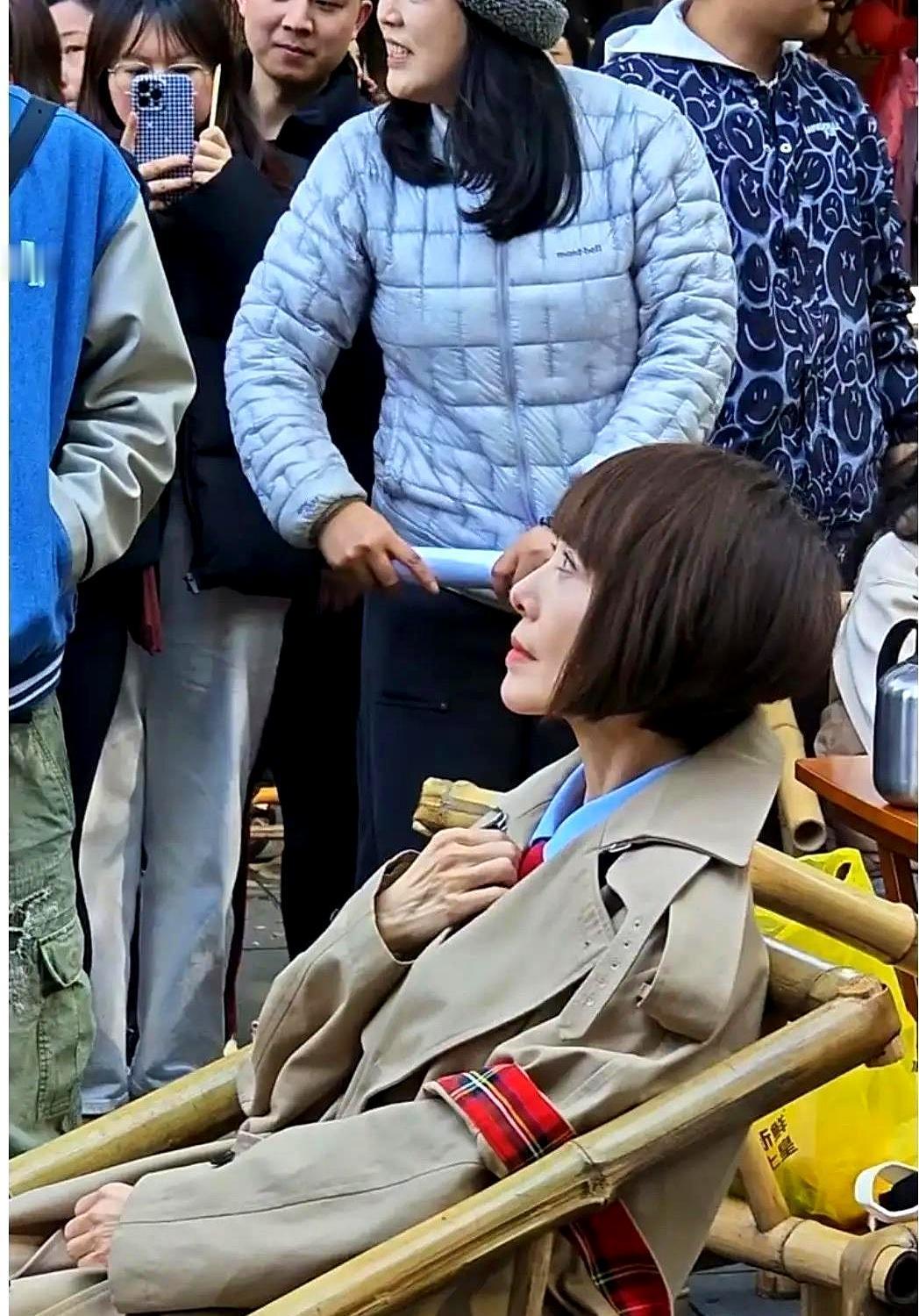 成都街头，鲁豫坐在竹椅上，风衣空荡荡地挂在身上，胳膊还没旁边杯子粗。手机镜