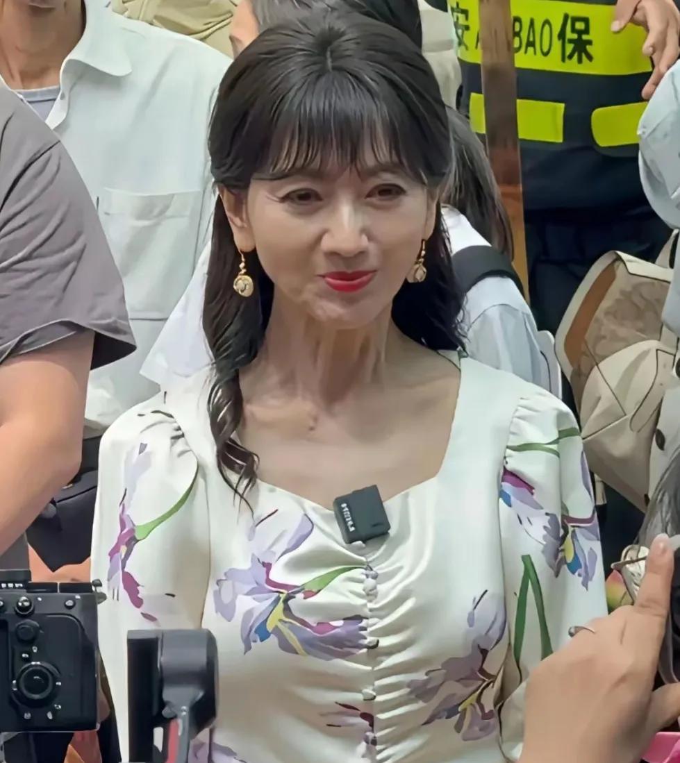 这才是真实的赵雅芝。71岁的她也没有网络上说的那么年轻，脸上皱纹依稀可见，特别