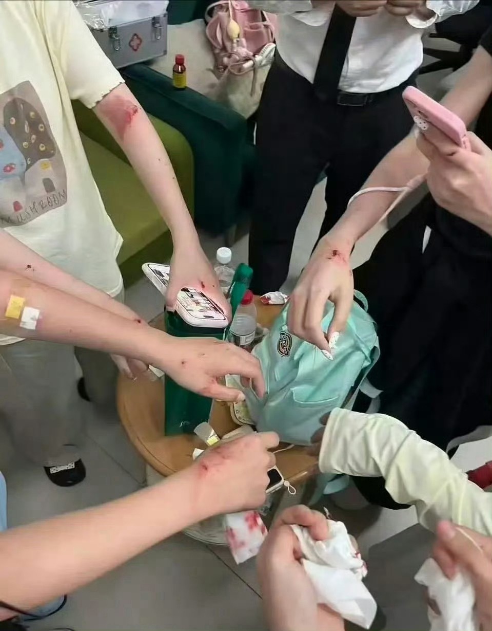 张凌赫粉丝把门都挤爆了，这很容易踩踏吧…他家公司怎么总这样，艺人商业活动，基本的