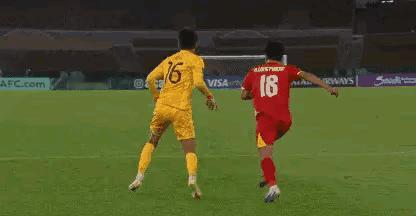 这个小举动可以看出李昊真的是一位天才门将，越南球员想干扰他快发，李昊干脆将计就计