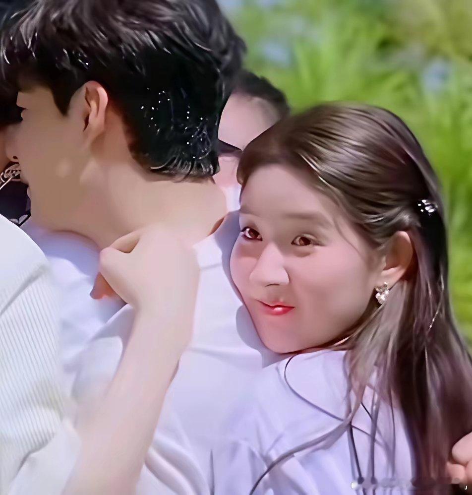 在娱乐圈，明星的亲密互动总能引发一场潮水般的讨论。这次，王玉雯和陈星旭在综艺节目