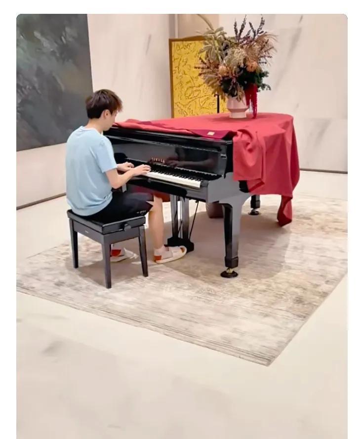#被林高远弹钢琴吸引住了#汕头明润队员李艺杰更新社媒，被@Eric-林高远