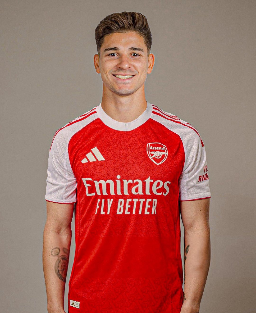 记者JamesOlley消息，阿森纳正探索今夏从马德里竞技引进阿尔瓦雷斯。西班牙