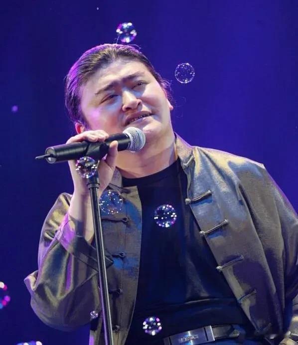 在我看来，华语乐坛真正称得上是流行音乐演唱艺术家的只有这三位：1.刘欢刘欢