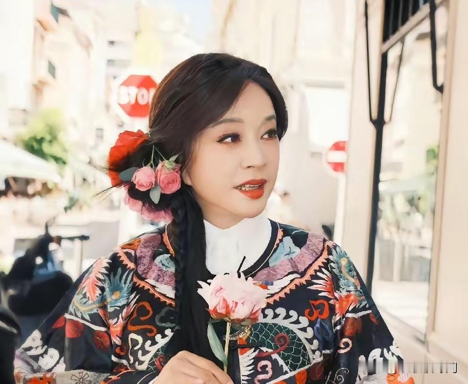 刘晓庆，官宣了！2月14日情人节，75岁的刘晓庆，突然冲上了热搜，这次和甜蜜恋