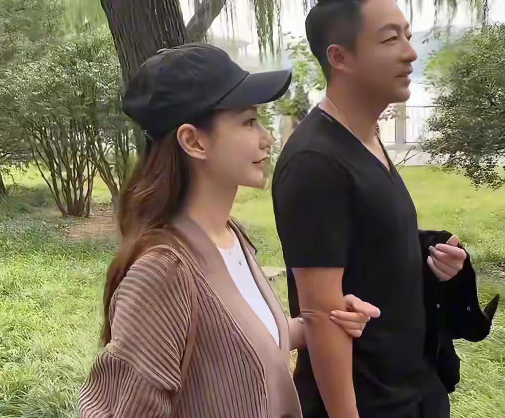 周六北海公园偶遇汪小菲夫妇，手挽手溜弯太接地气！今天周六北京阴天，去北海公园散
