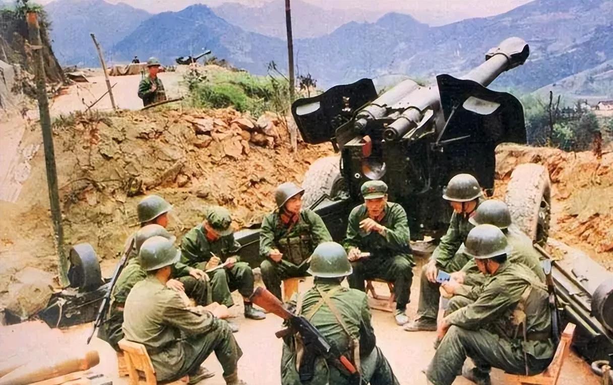 2月21号早上，七个走散的兵卡在高平通农的窄沟里。不是迷路乱撞，是主动留下掩护大