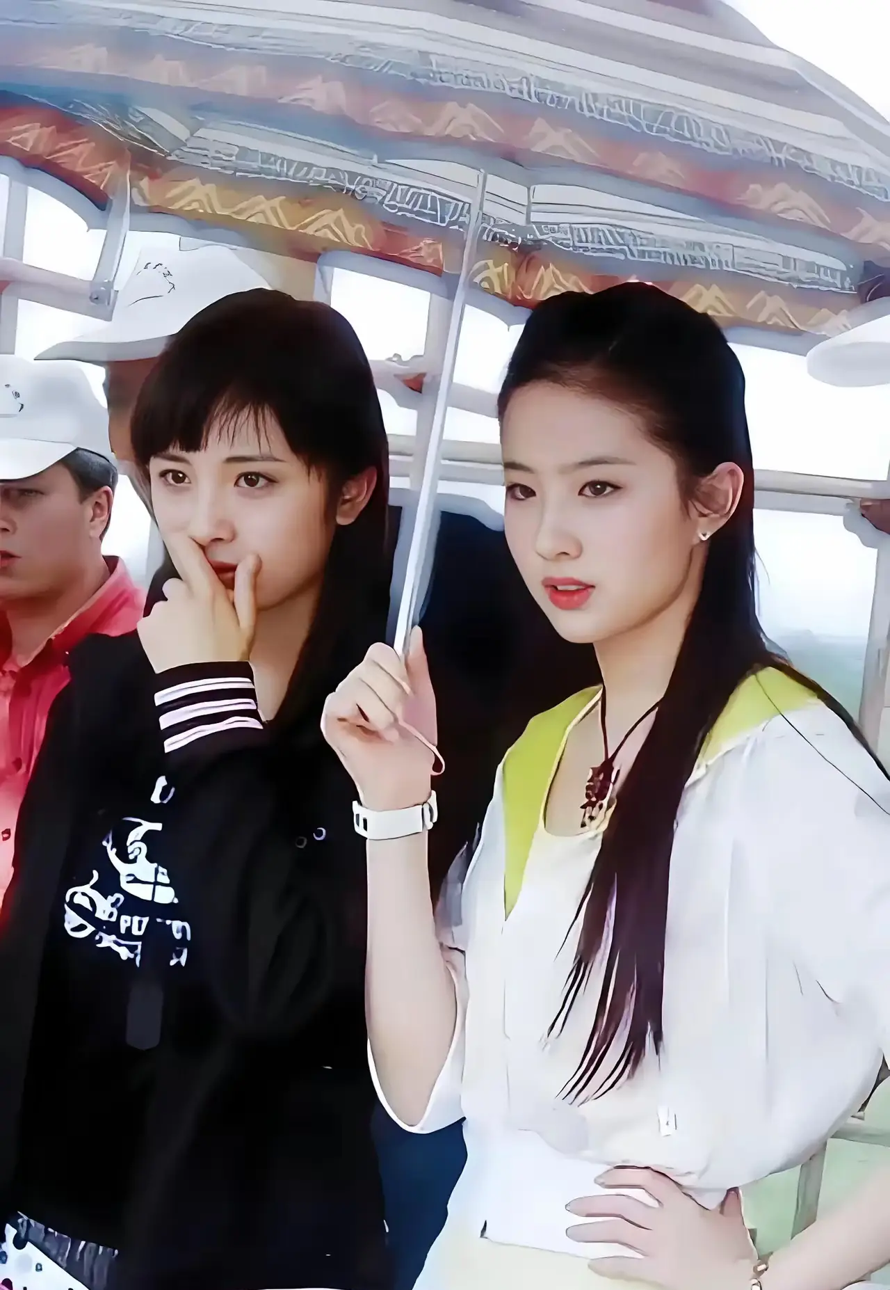 刘亦菲还要帮她撑伞吗？黑色女人是谁啊！