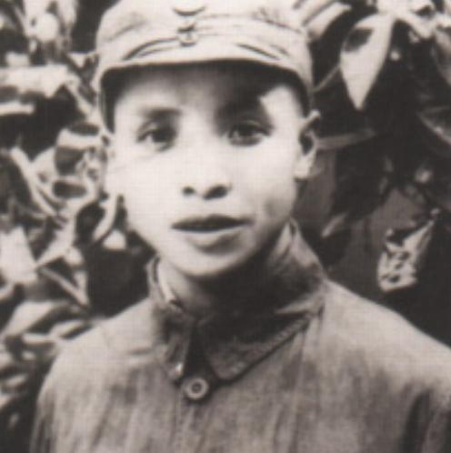 他是正兵团级将领，因故未参加授衔，后任五省书记，两任军区政委“1961年7月1