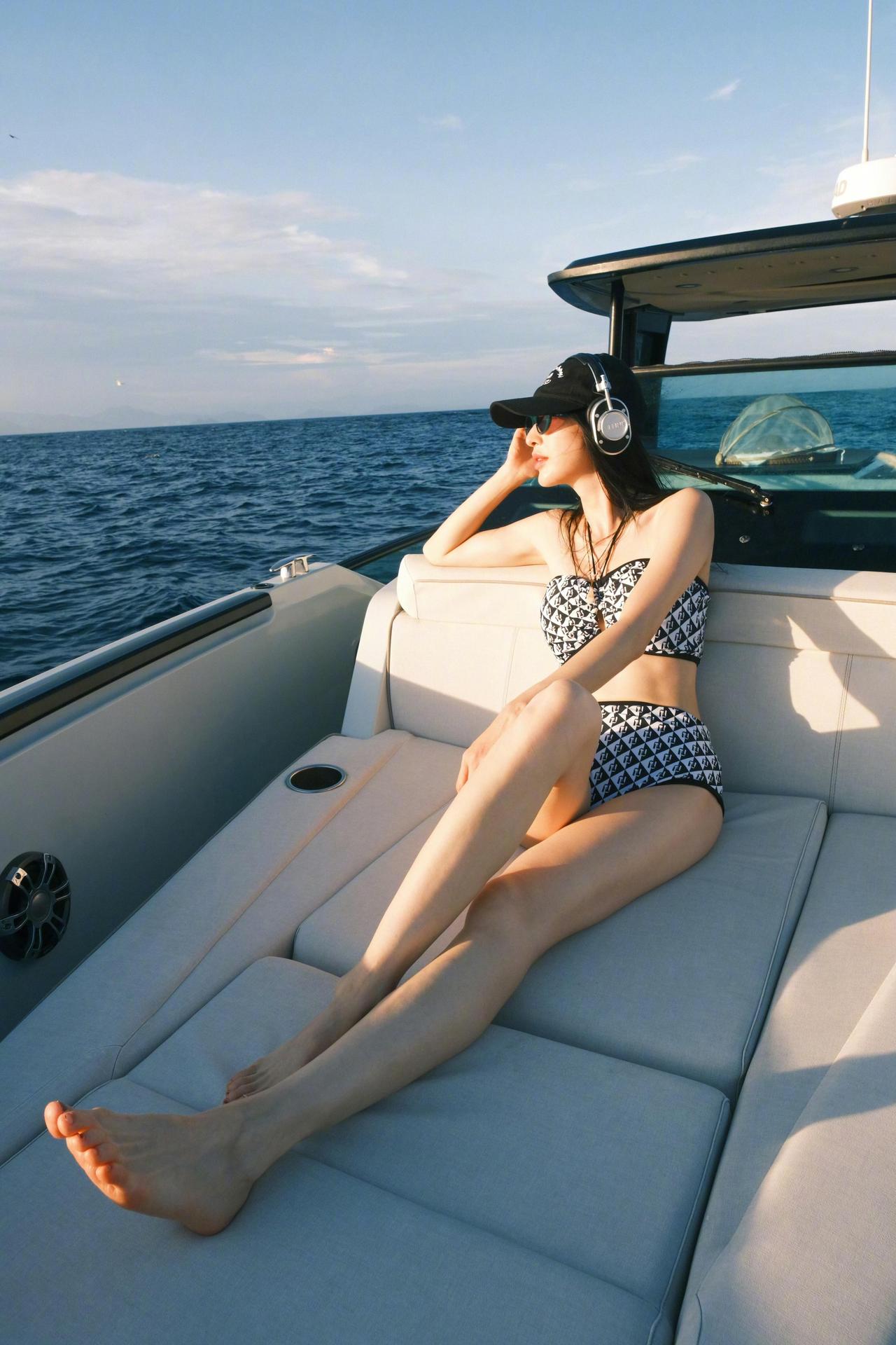 zl游艇与海的私语把耳机戴成隔绝喧嚣的结界让浪声在旋律里退成背景阳光漫