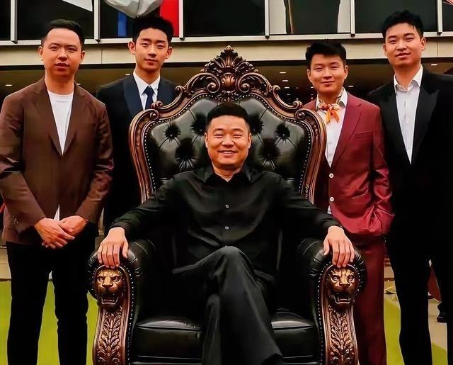 赵心童和吴宜泽夺冠后感谢丁俊晖，这事儿真挺让人破防的。说白了，丁俊晖在谢菲尔德开