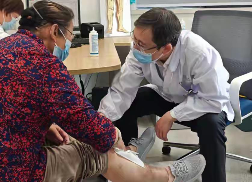 女子因下肢水肿就诊，上午检查，晚上死亡！医生：漏了4个细节女子因下肢水肿就诊