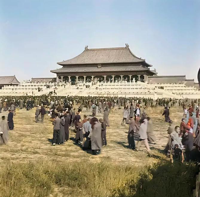 故宫里的地砖是解放后铺的吗？网友表示：开国大典前的故宫：七万多人参与到