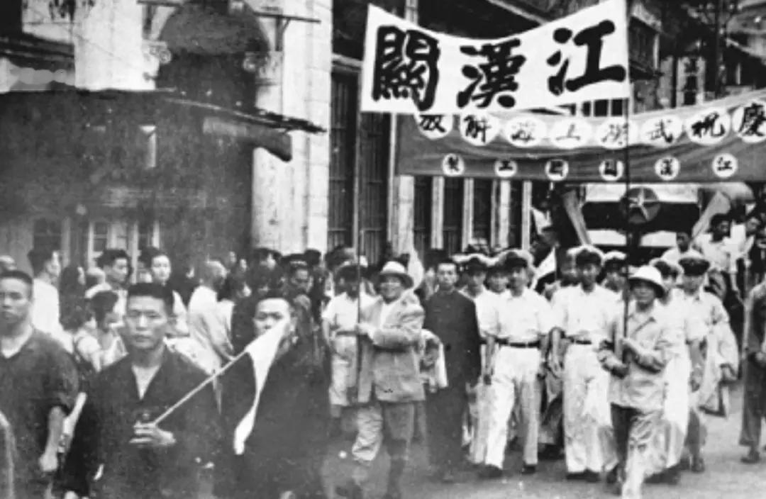 1949年5月，45军副军长率部回到武汉，去看戏时见到了1位挑水的伙夫。副军长仔