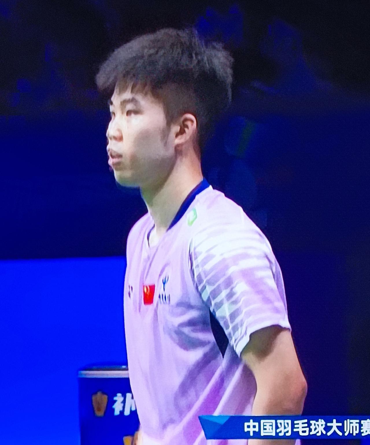 翁泓阳2：0战胜林俊易，勇夺冠军。林俊易过网击球，翁泓阳8：5领先，林俊易三个