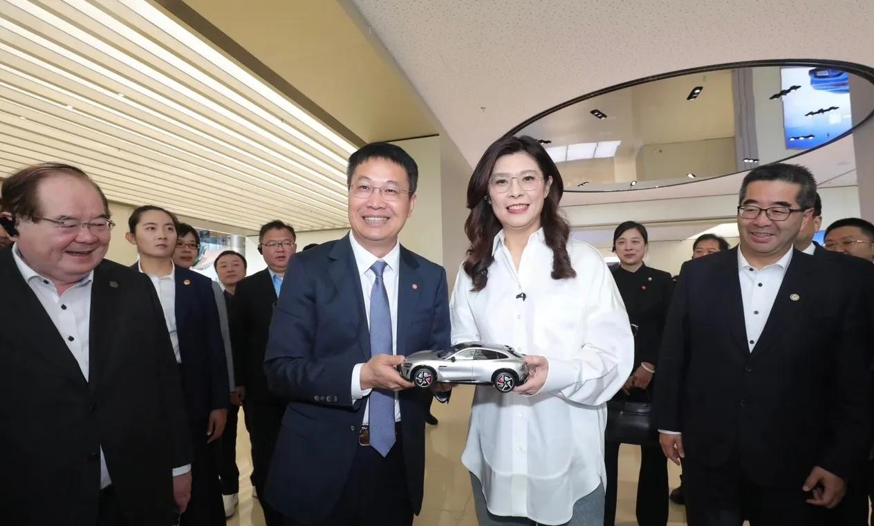 郑丽文返回台湾后，在脸书上发了四张在小米汽车工厂参观的照片，其中一张是小米总裁卢