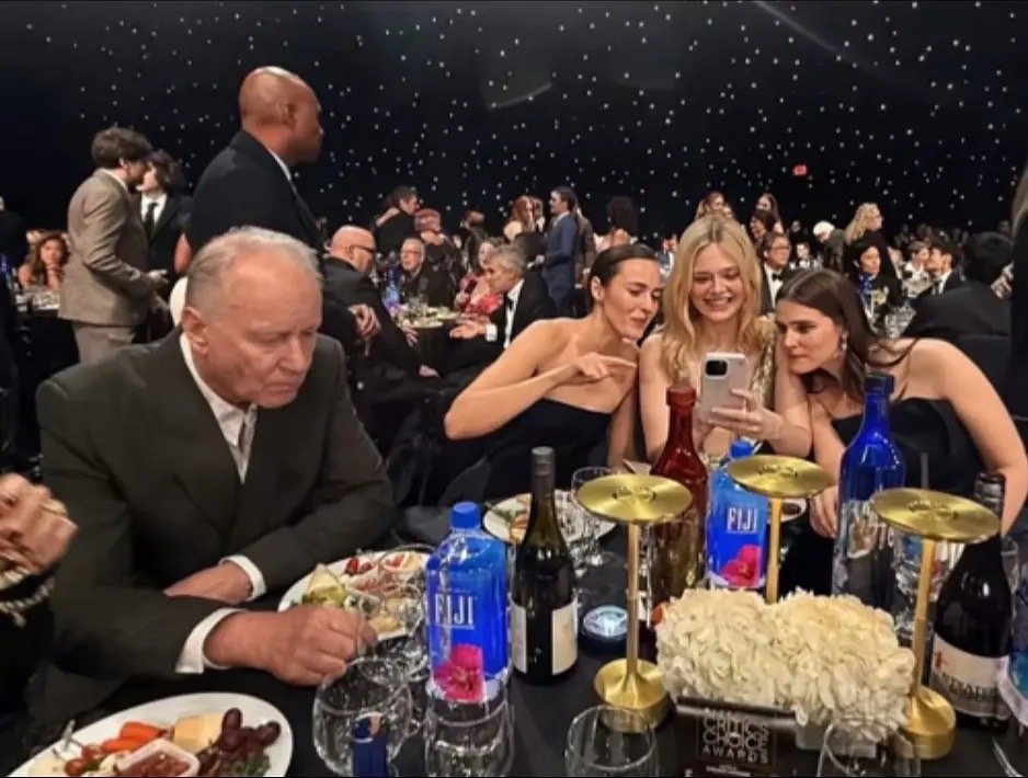 *对颁奖现场的食物很不满意的白男*