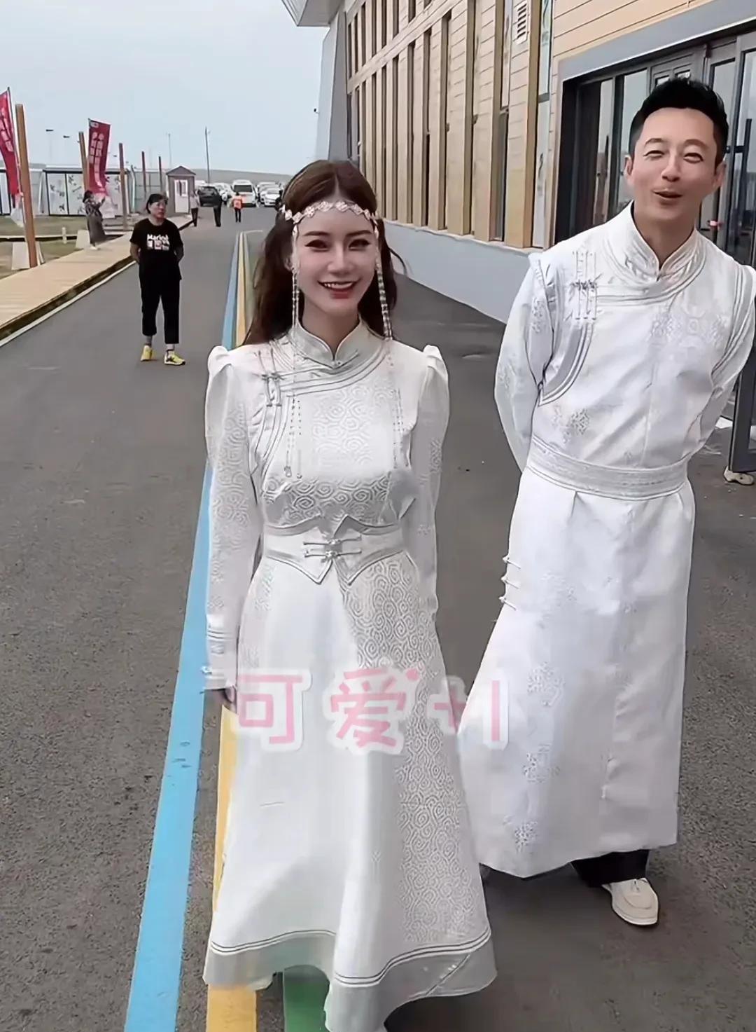 小玥儿侧脸曝光，脸型像爸爸，身型像妈妈，亭亭玉立，长得好漂亮，小霖霖瘦高瘦高的，