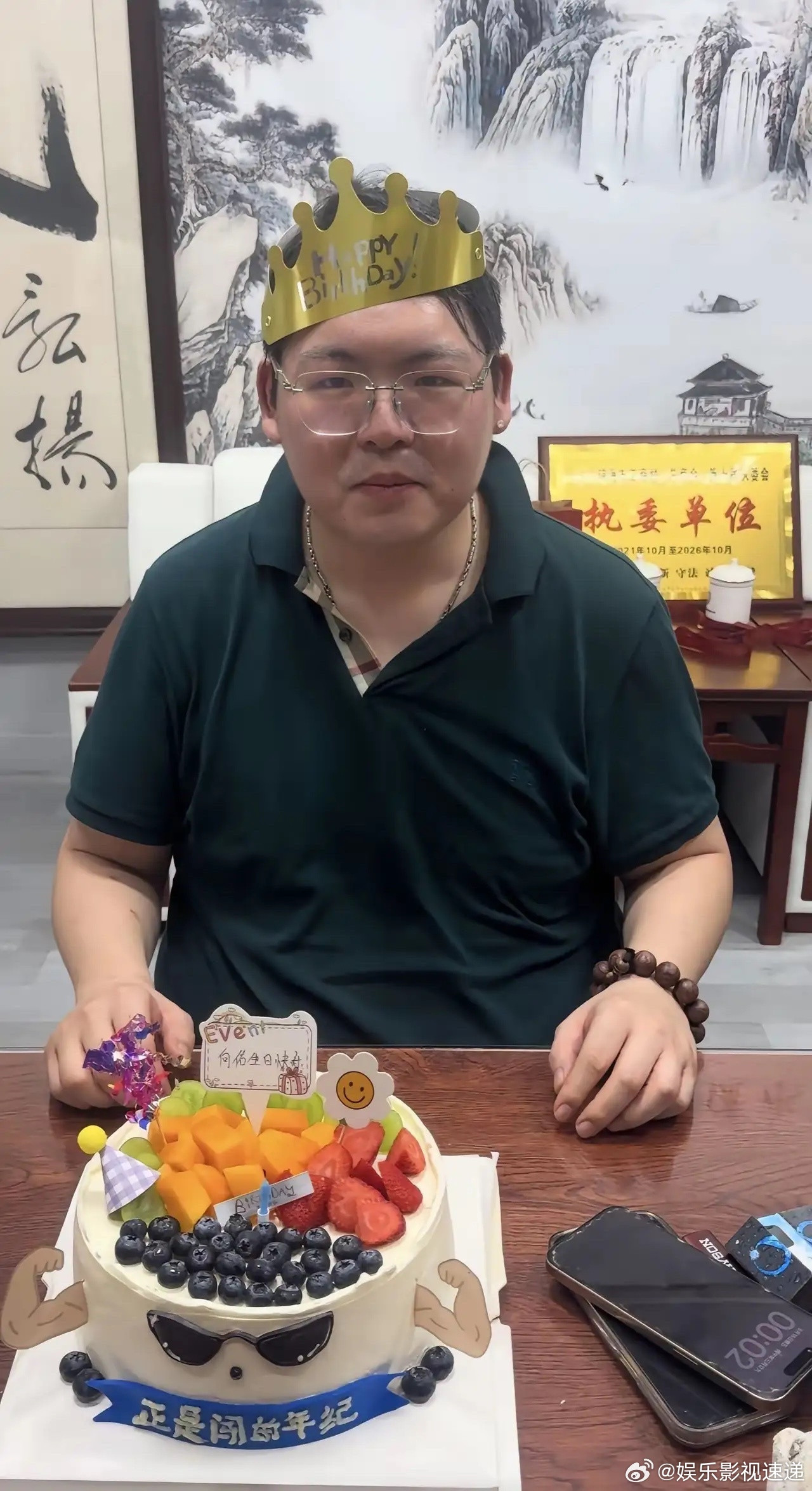 向佑直播间里那股子憨乎乎的劲儿，看久了真容易让人忘了他当年有多"野"。说出来你可