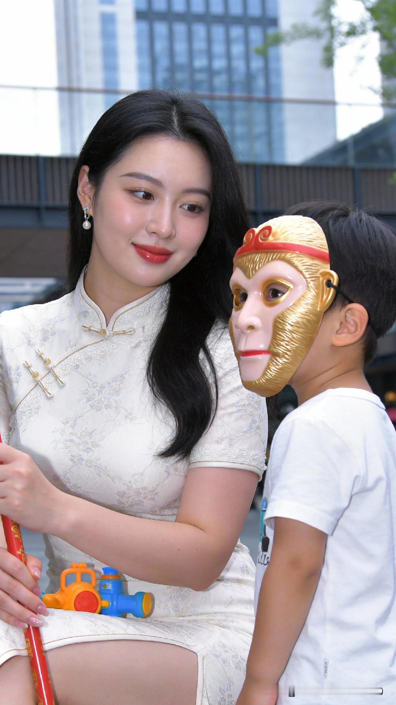 商圈偶遇悟空萌娃，金箍挥耍，追母嬉闹，顽态可掬，母爱藏嗔，遂成七律记之观悟