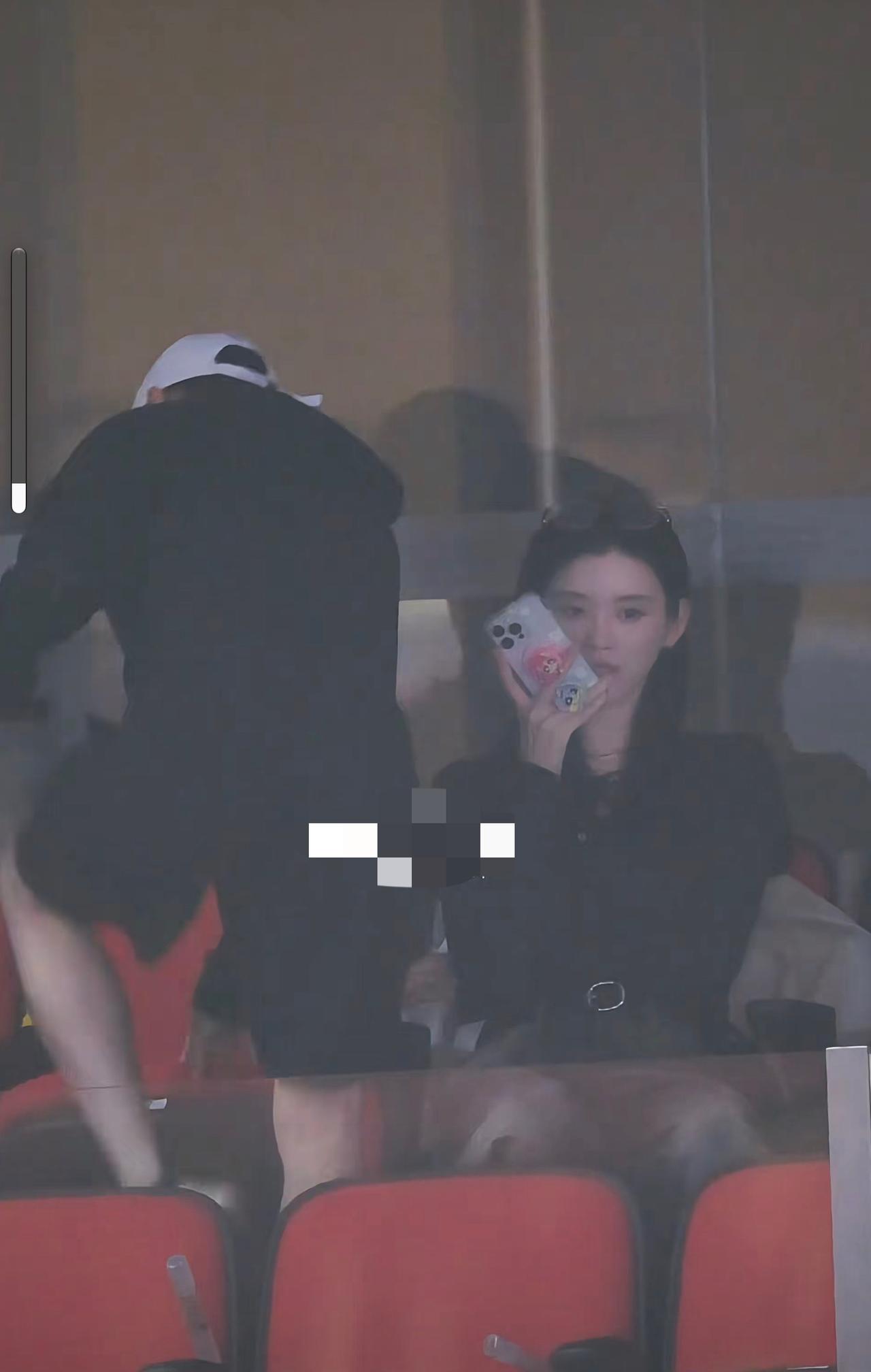 偶遇何猷君夫妇现身陈小春演唱会，奚梦瑶太节俭了，还在用三年前的苹果手机。10