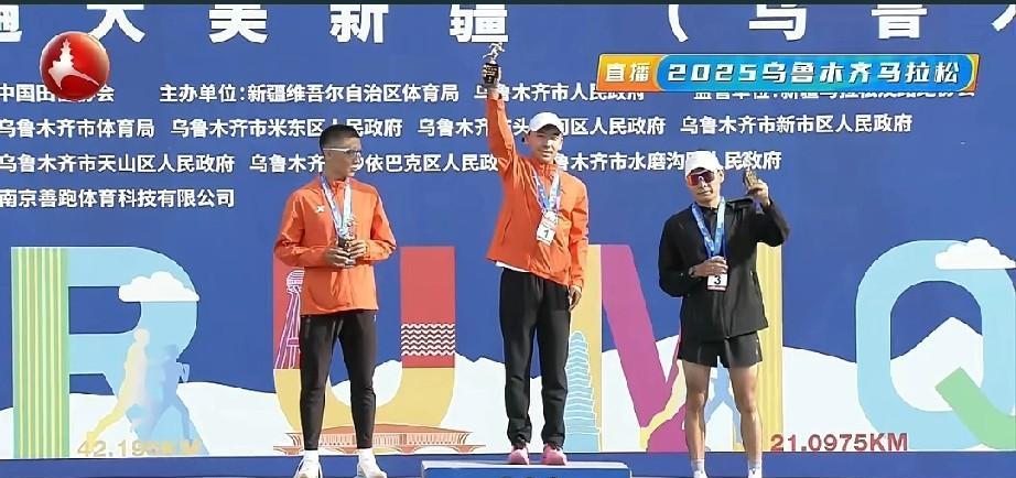 2025乌鲁木齐马拉松参赛运动员真是厉害呀！不到一个半小时，2025乌鲁木齐男子